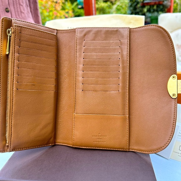 🔥Authentic Louis Vuitton Marina Wallet🔥 - Picture 5 of 9